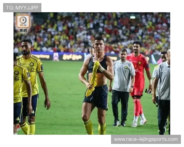 足球巨星亲自送球衣给球迷 温暖举动引发现场热烈反响