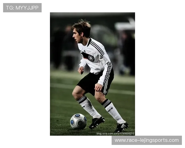 银发足球传奇:从年轻天才到成熟巨星的跨越与风采 银发足球传奇:从年轻天才到成熟巨星的跨越与风采